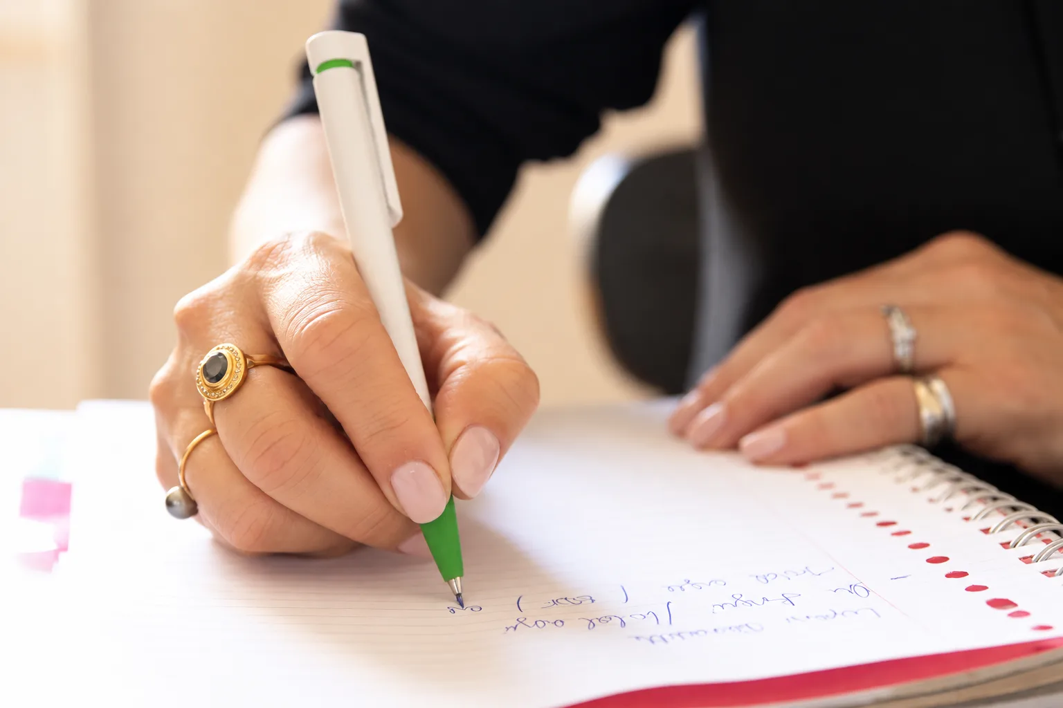 Assistante administrative prenant des notes dans un carnet