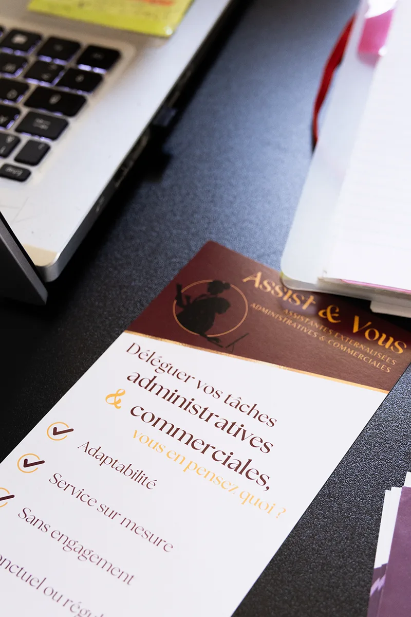 Plaquette Assist & Vous sur un bureau : gestion commerciale et relance de facturation