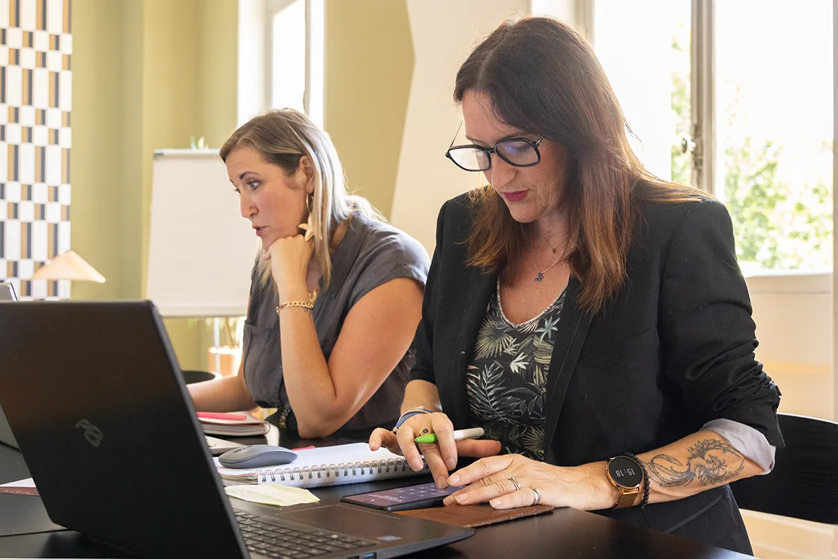 Karine et Céline traitent la gestion administrative d'un client au bureau d'Assist & Vous