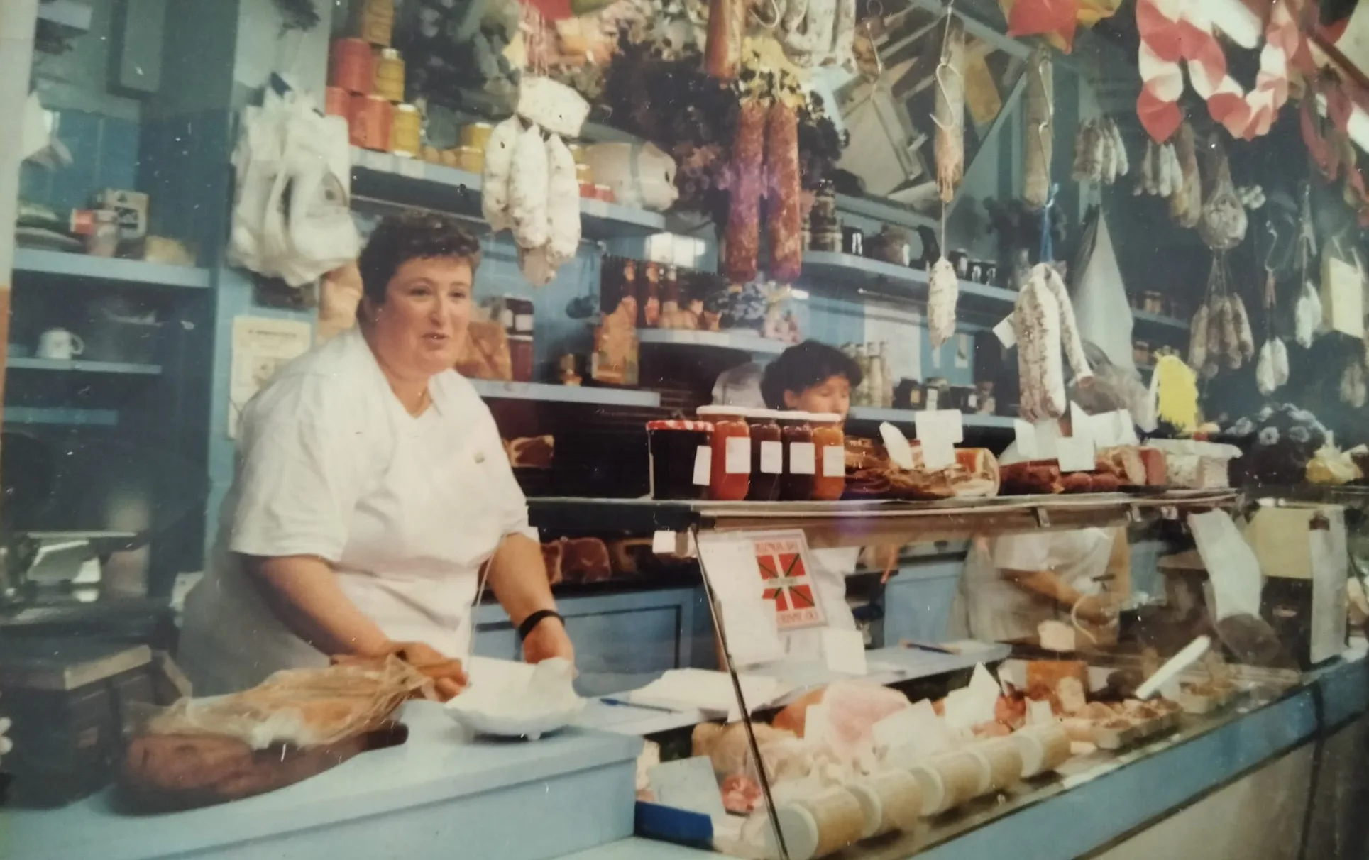 Notre mère au comptoir de la charcuterie familiale aux Halles de Biarritz