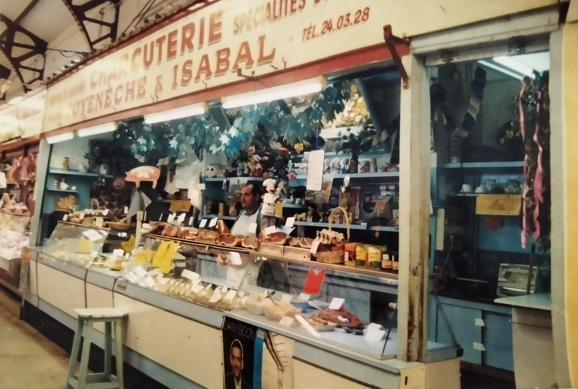 Notre père derrière le comptoir de la charcuterie Oyenèche & Isabal aux Halles de Biarritz